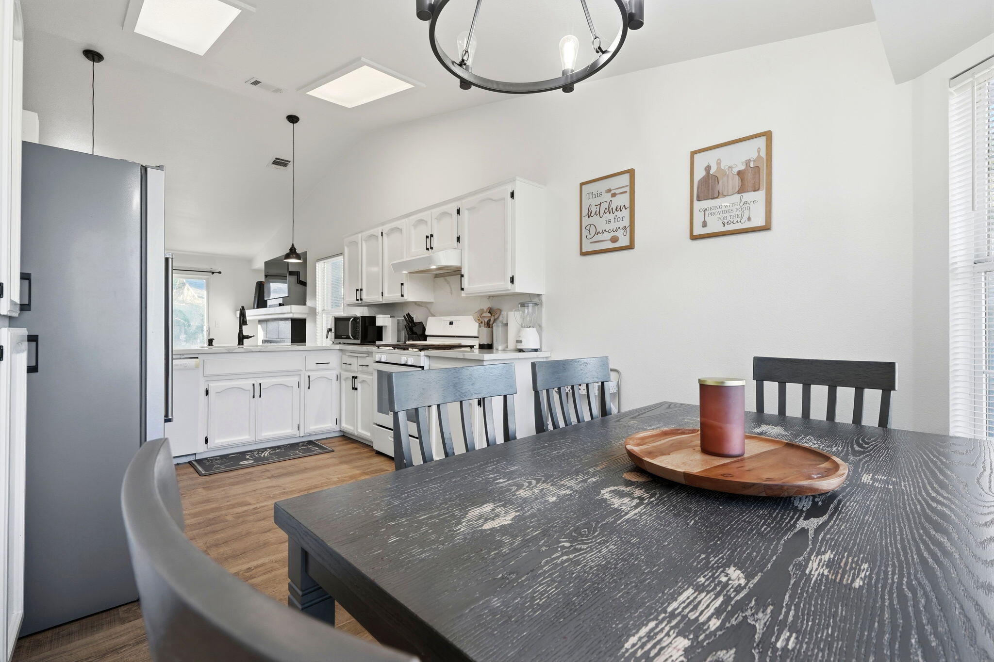 1967 N Ventura Ave, Farmersville, CA 93223