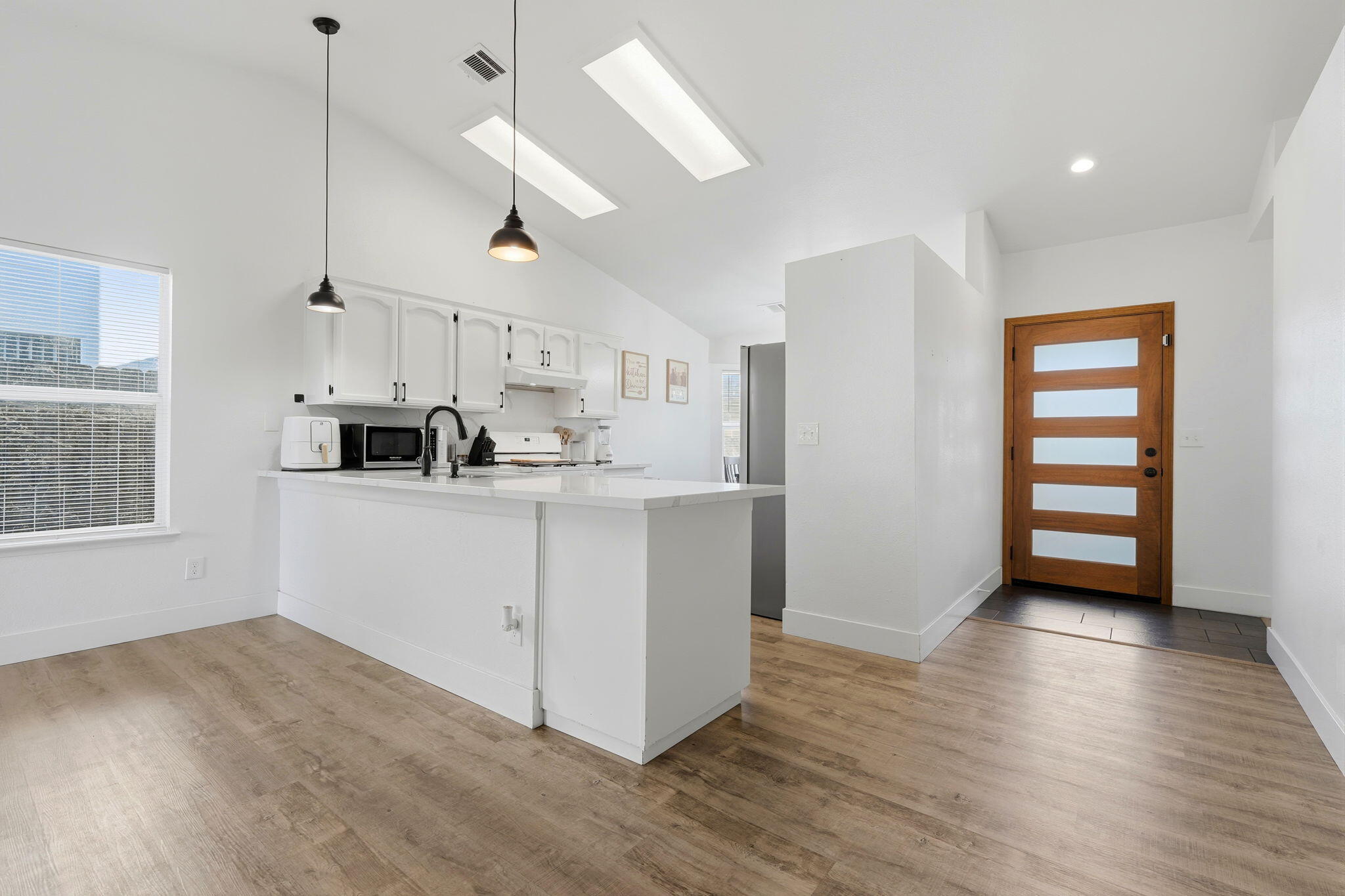 1967 N Ventura Ave, Farmersville, CA 93223