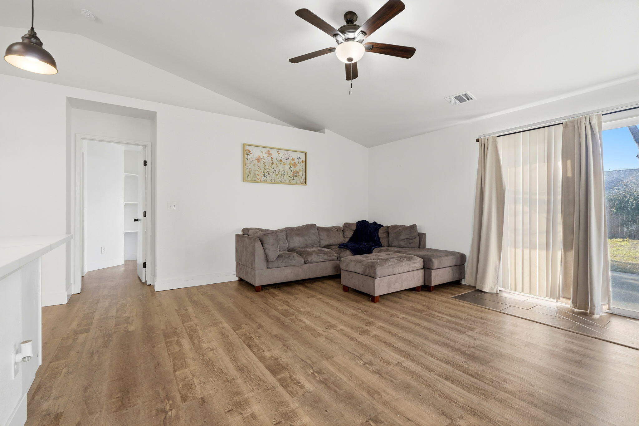 1967 N Ventura Ave, Farmersville, CA 93223