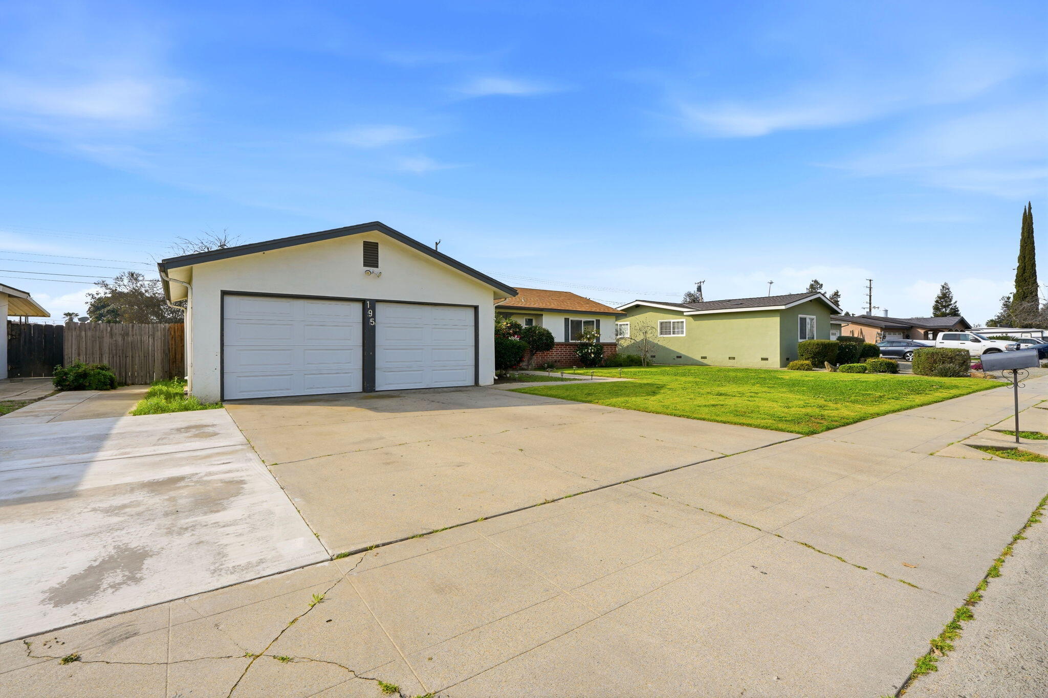195 E Sandra Ave, Tulare, CA 93274