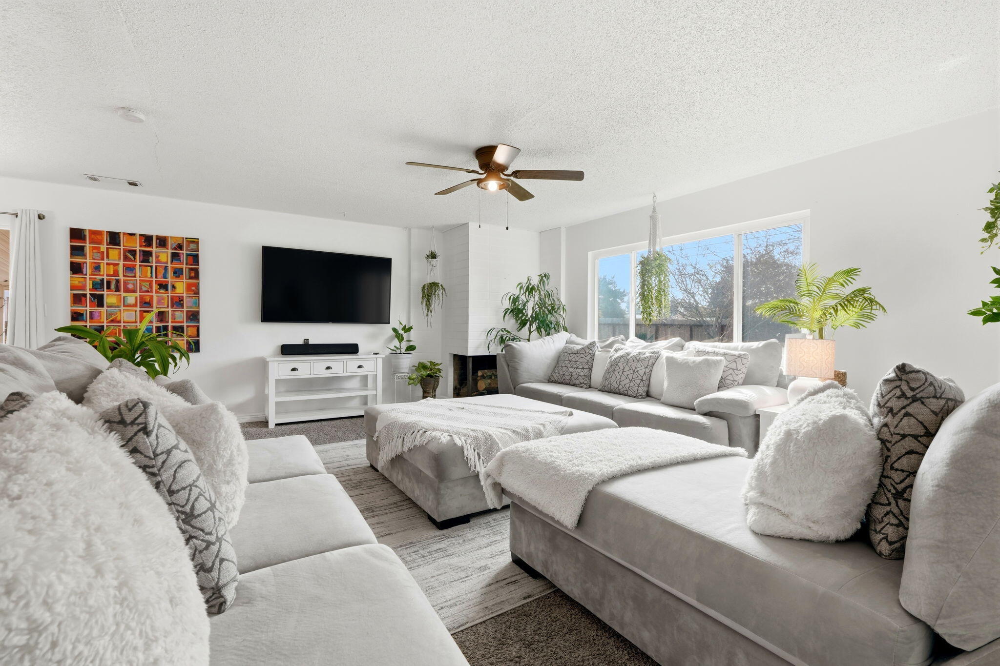 195 E Sandra Ave, Tulare, CA 93274