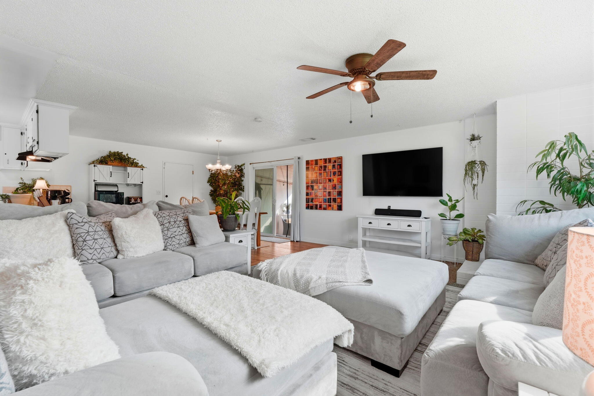 195 E Sandra Ave, Tulare, CA 93274