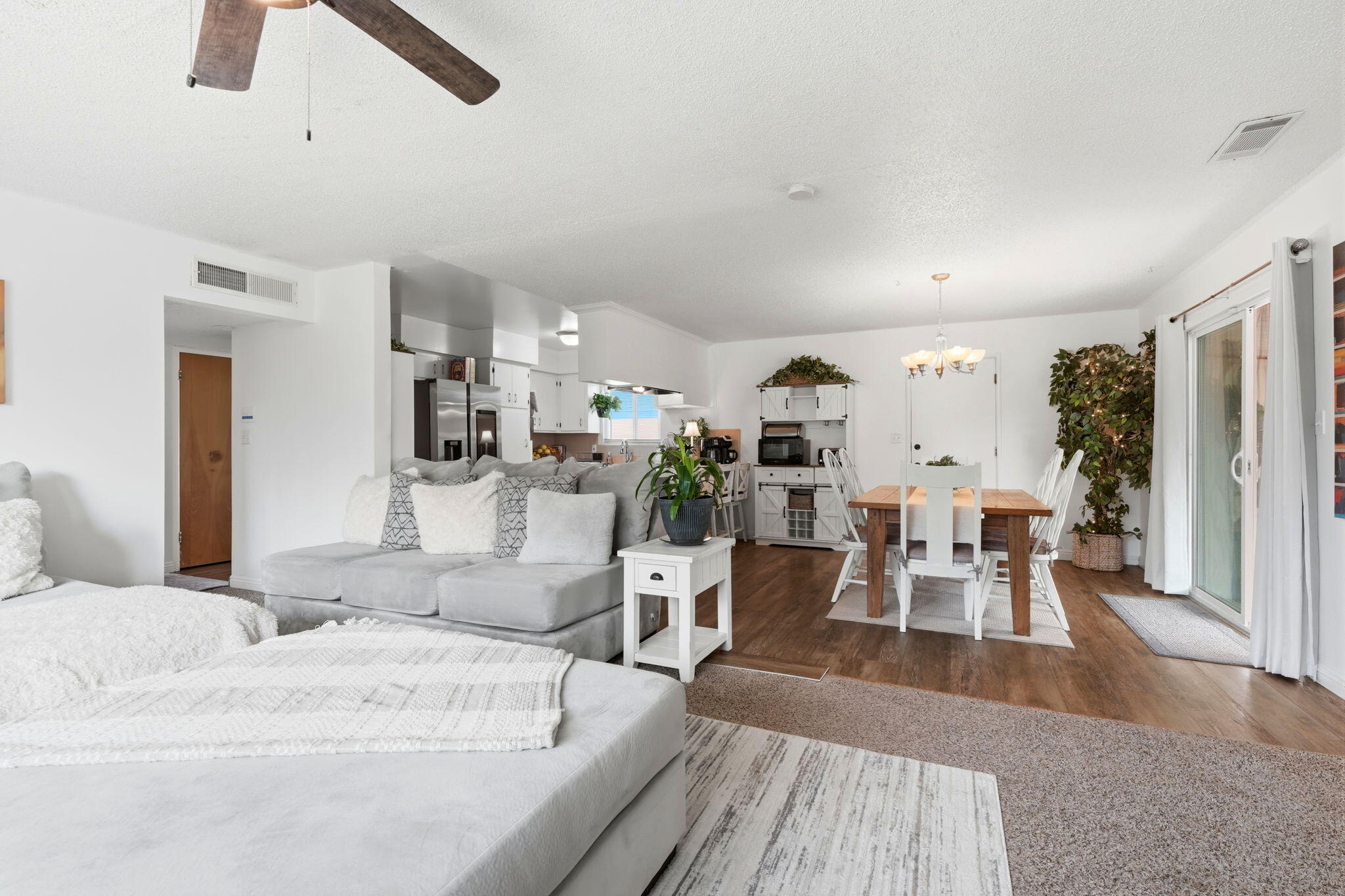 195 E Sandra Ave, Tulare, CA 93274