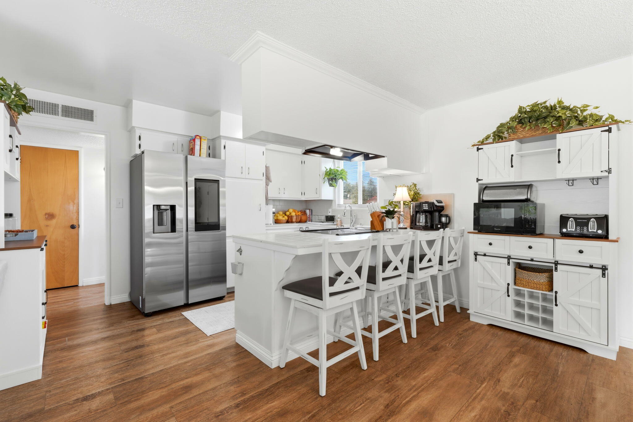 195 E Sandra Ave, Tulare, CA 93274