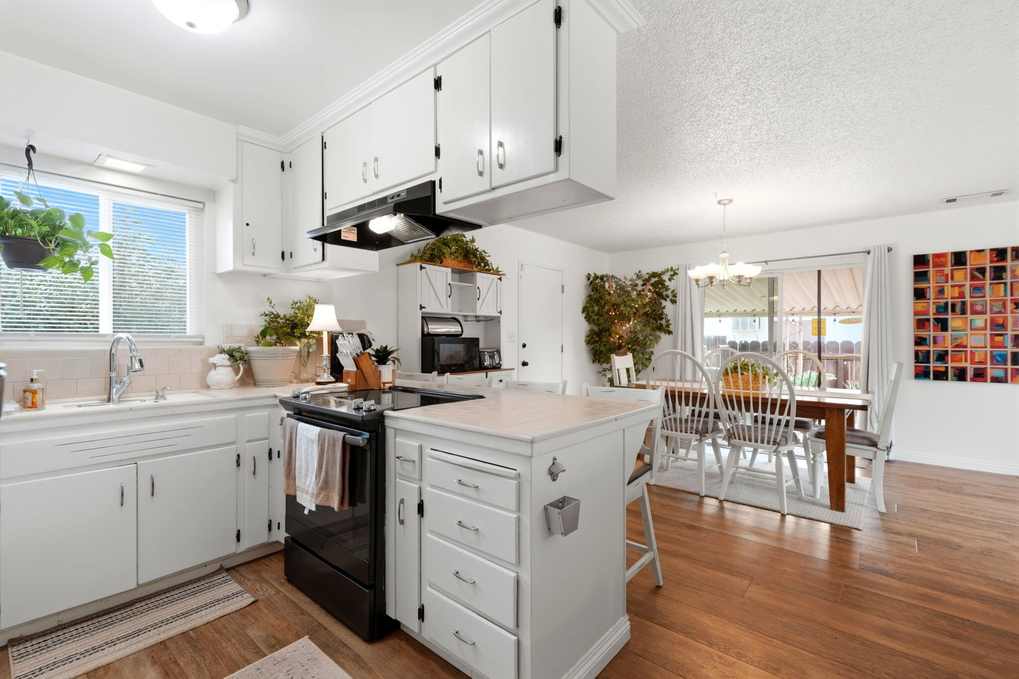 195 E Sandra Ave, Tulare, CA 93274