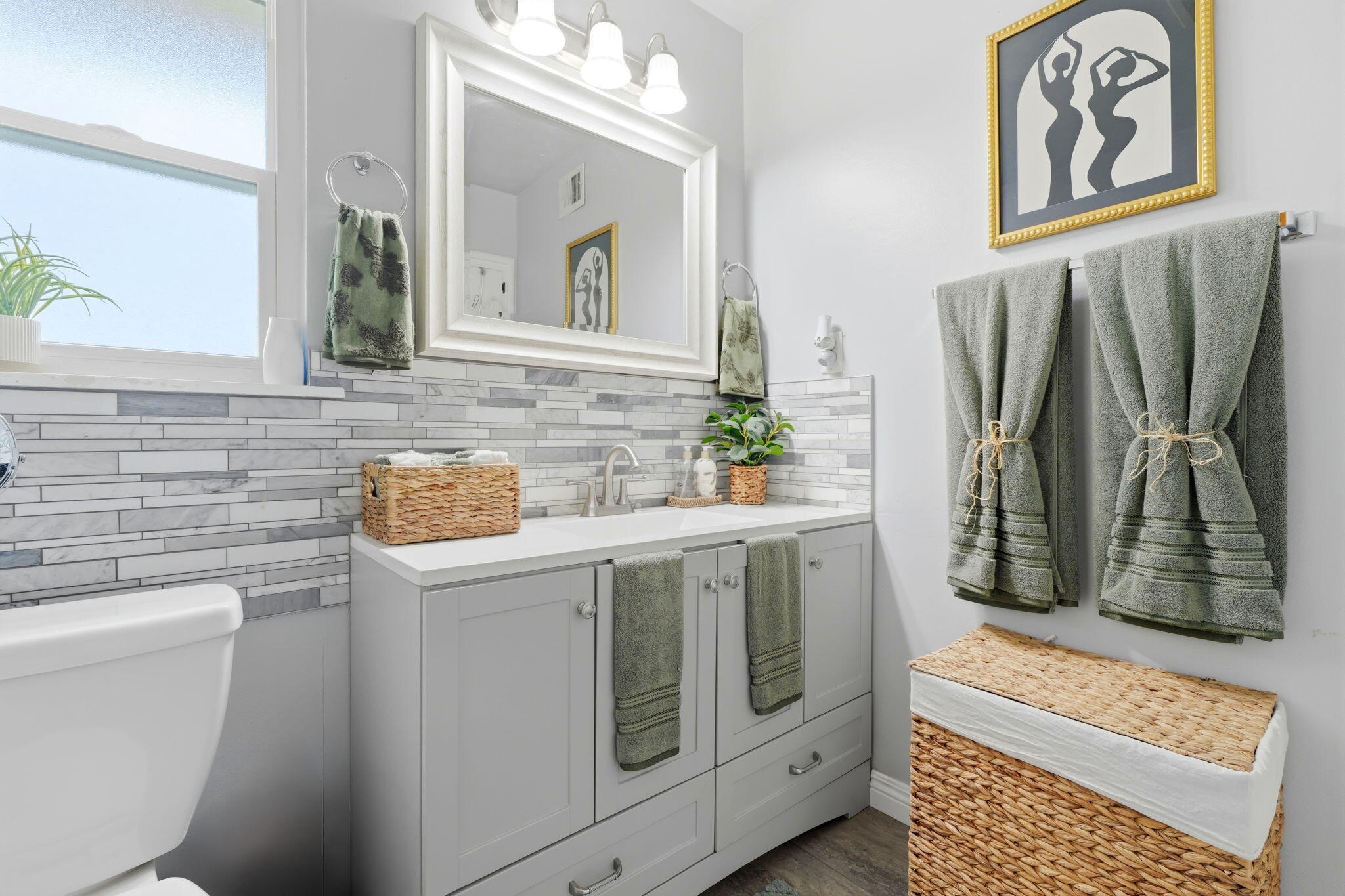 195 E Sandra Ave, Tulare, CA 93274