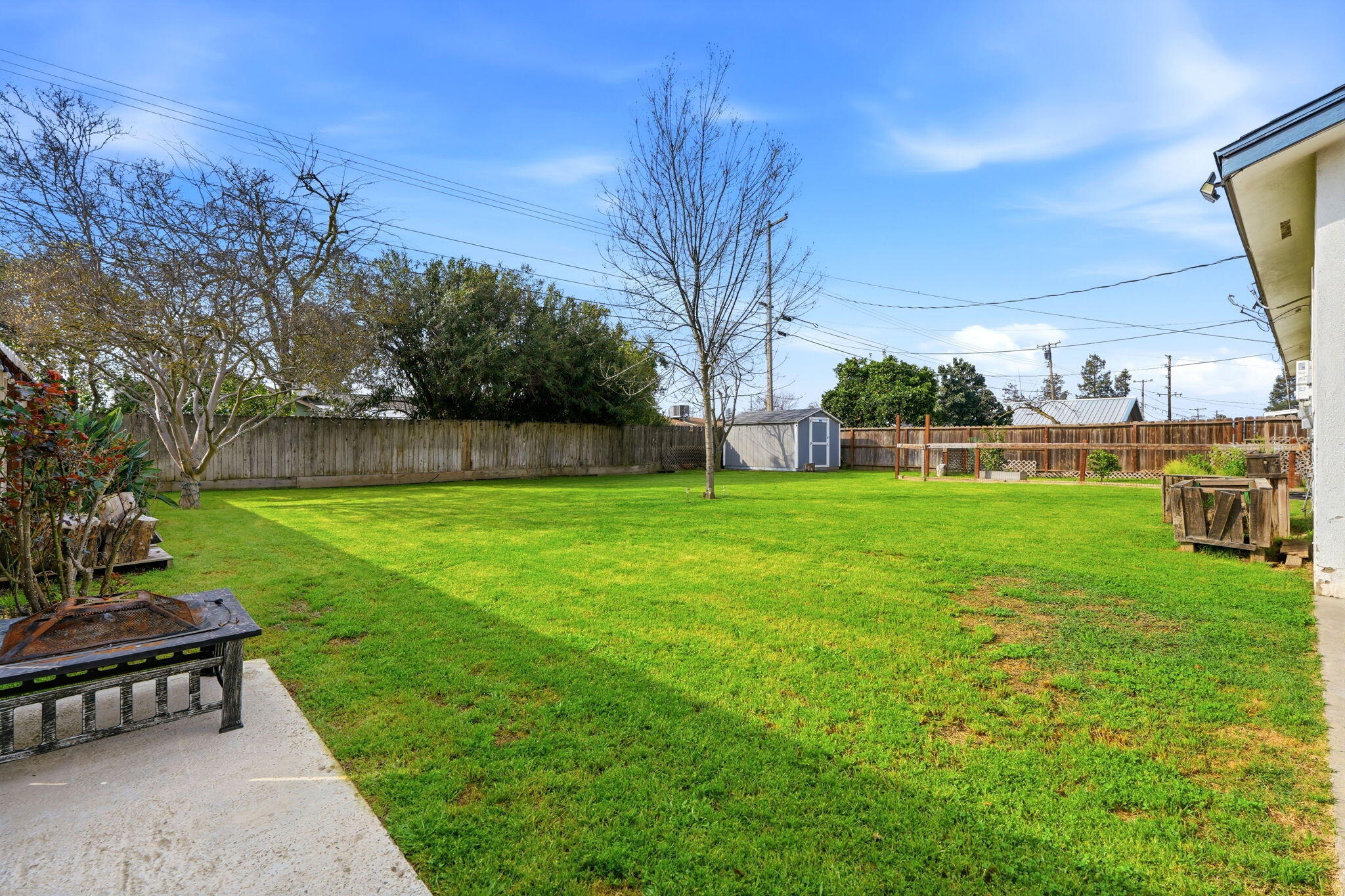 195 E Sandra Ave, Tulare, CA 93274